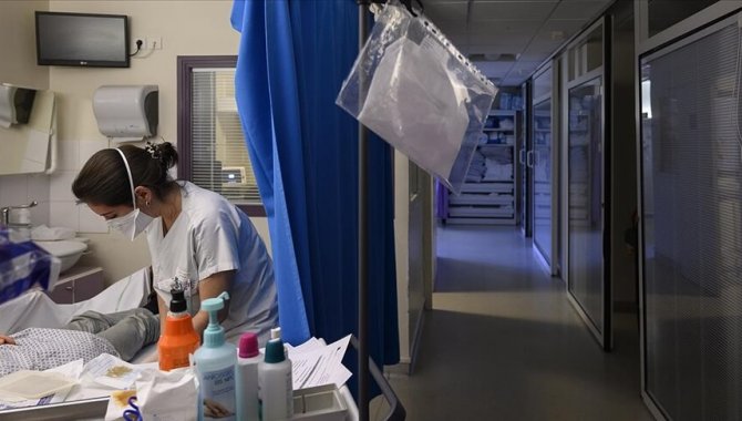 Fransa'da sağlıkta çözümsüz kalan sorunlar personeli ve hastaları yıldırdı