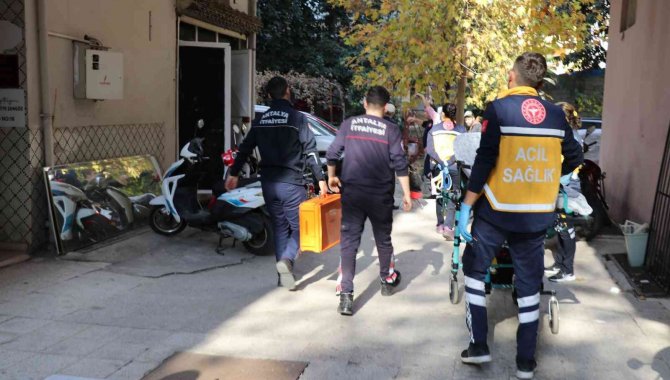 Alanya'da balkonda baygınlık geçiren Alman kadın, itfaiye ekiplerince kurtarıldı