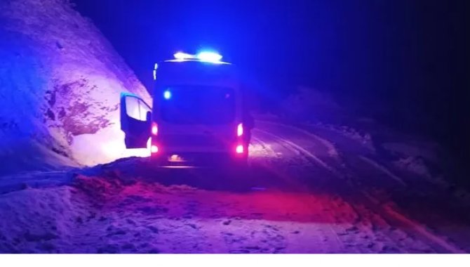 Siirt'te karda mahsur kalan ambulansı özel idare ekipleri kurtardı
