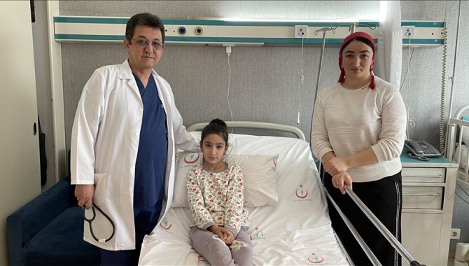 Kırgızistanlı çocuğun kalbindeki delik Türkiye'de kaplı stentle tedavi edildi