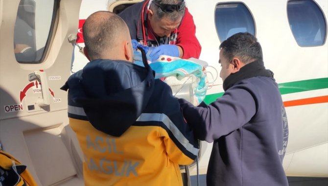 Mardin'de rahatsızlığı bulunan 5 aylık bebek, ambulans uçakla Ankara'ya sevk edildi