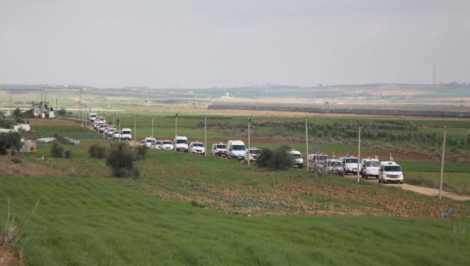 İsrail'in Gazze'ye tıbbi ekipman girişini engellemesi ambulans konvoyuyla protesto edildi