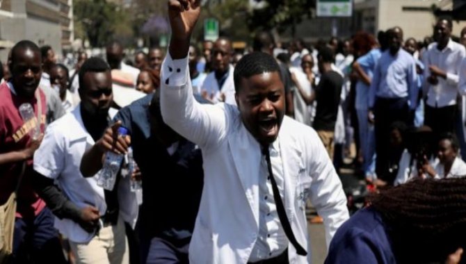 Zimbabve'de sağlık çalışanlarının 3 günden uzun süreli greve gitmeleri yasaklandı