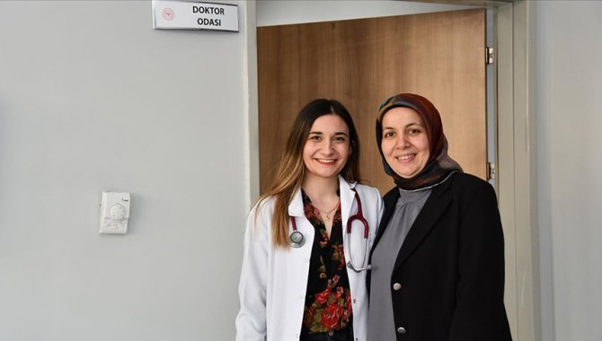 Hemşire anne ile doktor kızı aynı hastanede görev yapıyor