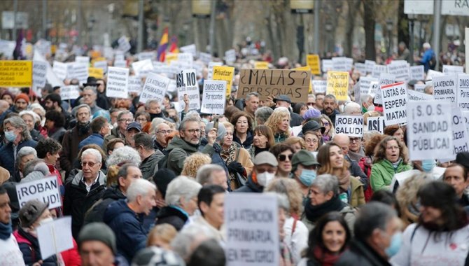 Madrid'de sağlık çalışanları, kamu sağlık hizmetlerini savunmak için gösteri yaptı