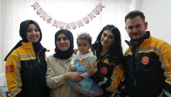 Eskişehir'de ambulansta dünyaya gelen çocuk, 2. yaş gününü sağlıkçılarla kutladı