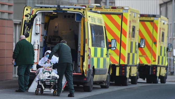 İngiltere'de sağlık sistemi krizi: Ambulans ve acil servis hizmetleri çıkmaza girdi