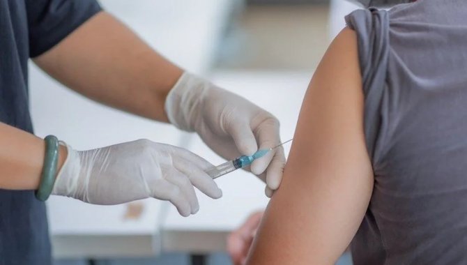İzmir'de "aşı kartı sahteciliği" yaptığı iddia edilen 12 sanığa ceza