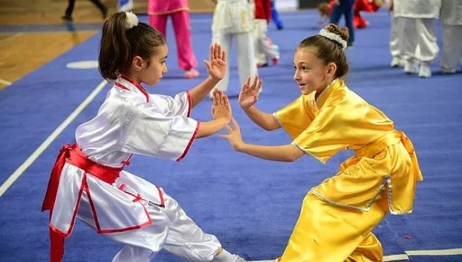 Sivas'ta şampiyon sporcuların anne ve babaları da wushu öğreniyor