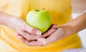 Kolesterolü yüksek olanlar günde en az bir elma yemeli