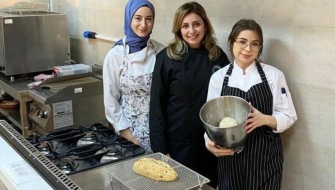 Kocaeli'de üniversite öğrencileri börülce ve dut kurusu unuyla zenginleştirilmiş ekmek üretti