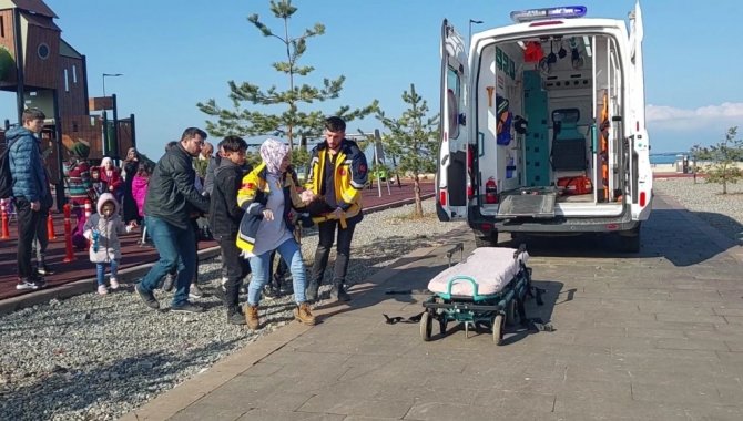 Trabzon'da parkta düşerek dili boğazına kaçan çocuğu sağlık ekibi kurtardı