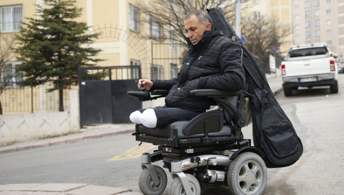 Engelli sokak müzisyeninin bağlamasından dökülen "hayat mücadelesi"