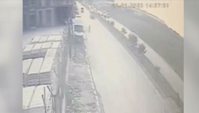 Adana'da köpekten kaçarken minibüsün çarptığı çocuk öldü