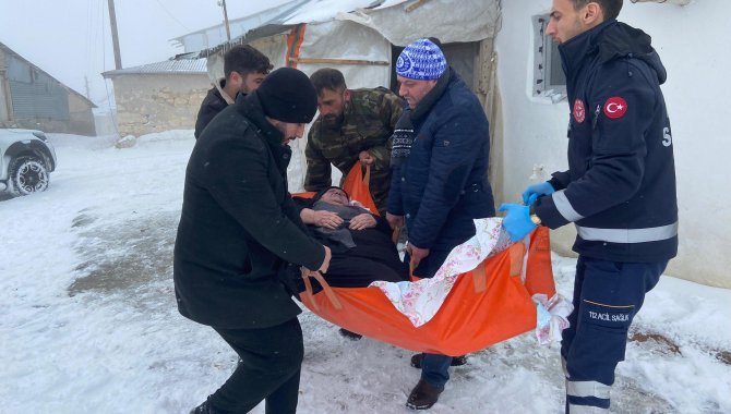 Malatya'da yolu kardan kapanan kırsal mahalledeki hasta, ekiplerin çabasıyla hastaneye ulaştırıldı