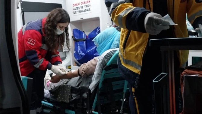 Bitlis'te yolu kapanan köydeki hamile kadın ekiplerce hastaneye yetiştirildi