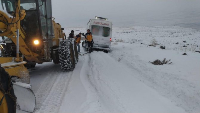 Van'da kara saplanan ambulans karla mücadele ekiplerince kurtarıldı