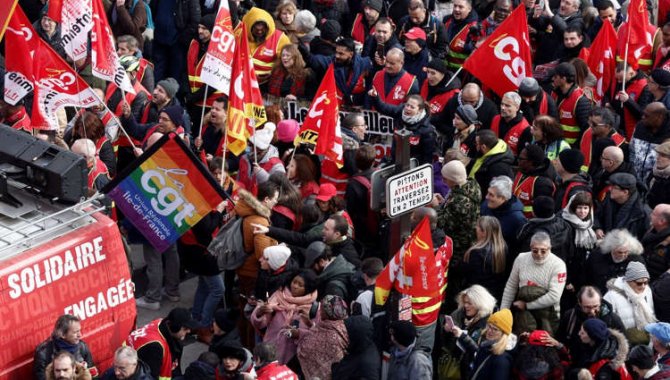 Fransa'da tartışmalı emeklilik reformu karşıtı grev ve gösteriler başladı