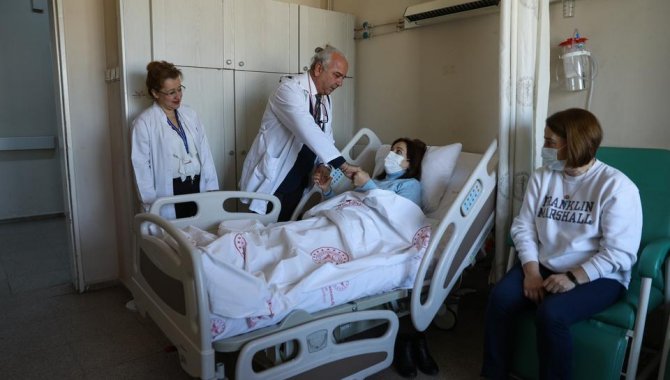 İzmir'de 80 yaşındaki hastanın tıkalı şah damarı lokal anesteziyle yapılan ameliyatla açıldı
