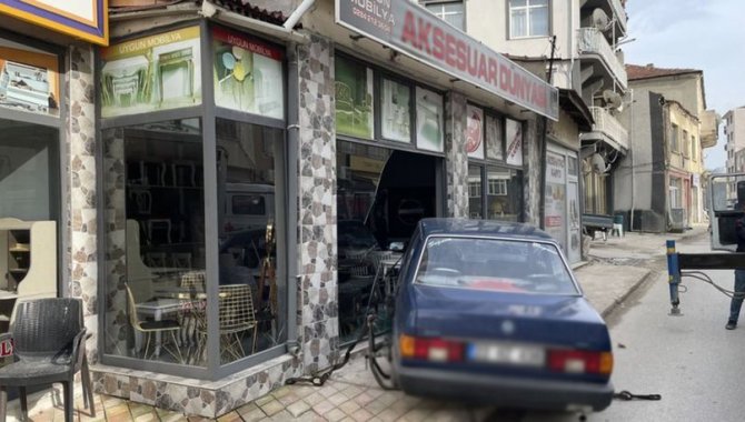 Edirne'de direksiyon başında rahatsızlanan sürücü iş yerine çarptı