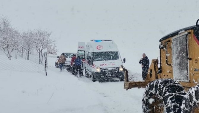 Elazığ'da ekipler, yolu kardan kapanan köydeki hasta için seferber oldu