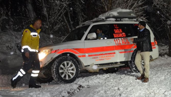 Hakkari'de kardan yolu kapanan köyde rahatsızlanan çocuk hastaneye ulaştırıldı