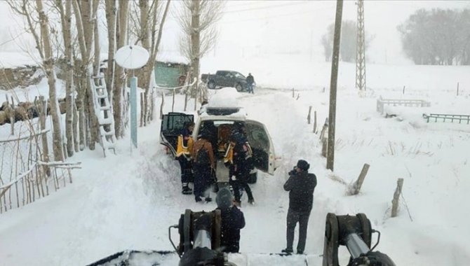 Hakkari'de rahatsızlanan 3 kişi ekiplerin çabasıyla hastaneye yetiştirildi