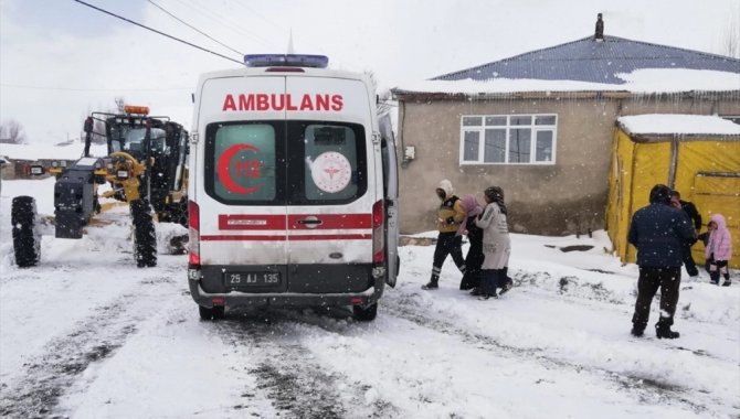 Erzurum'da yolu kapanan 3 mahalledeki hastaların yardımına karla mücadele ekipleri yetişti