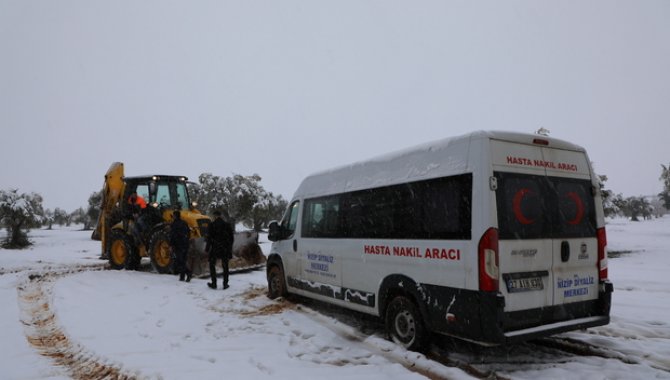 Gaziantep'te karda mahsur kalan hasta nakil aracı belediye ekiplerince kurtarıldı