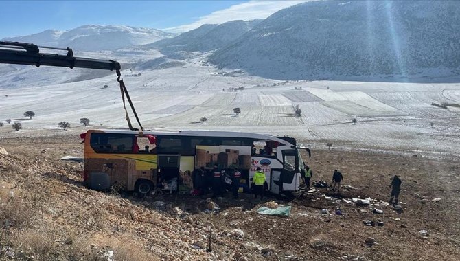 Afyonkarahisar'da yolcu otobüsü devrildi, 8 kişi öldü