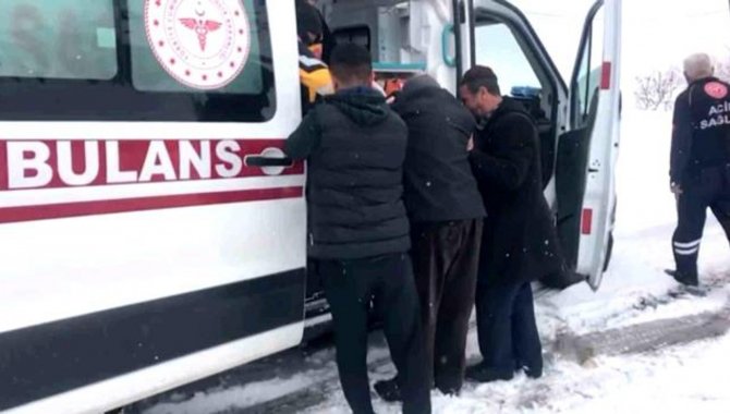 Siirt'te rahatsızlanan 2 kişi ekipler tarafından hastaneye ulaştırdı
