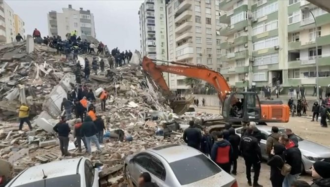 Adana'da yıkılan binalarda arama kurtarma çalışması devam ediyor