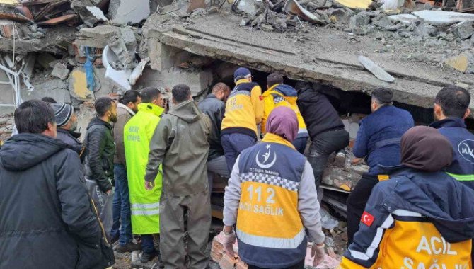 Hatay'da bir kişi depremde yıkılan polisevinin enkazından 12 saat sonra sağ çıkarıldı