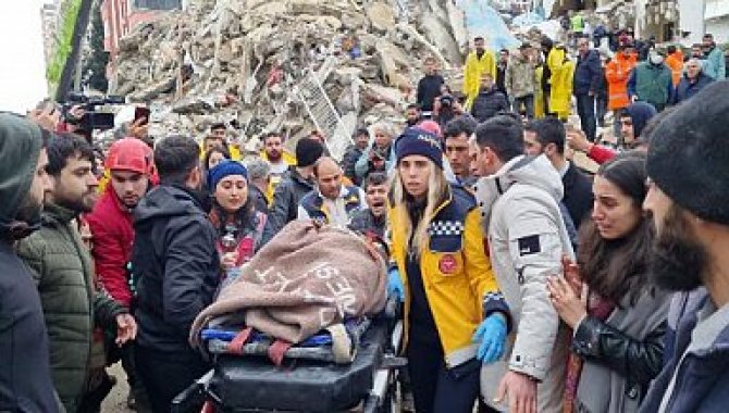 Diyarbakır'da depremde yıkılan binanın enkazından 2 kadın yaralı kurtarıldı