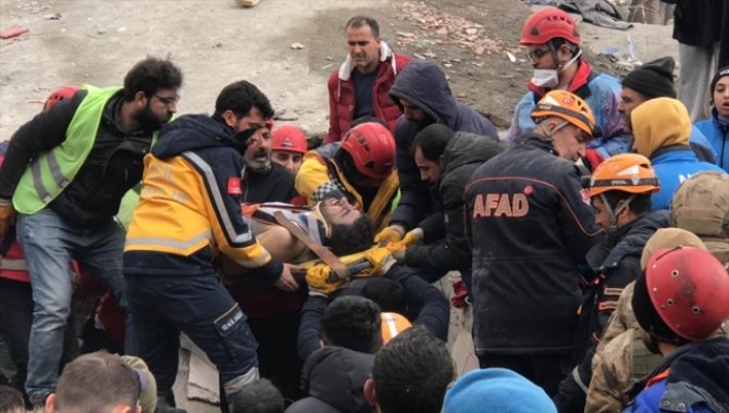 Diyarbakır'da yıkılan binanın enkazından yaklaşık 14 saat sonra 1 kişi kurtarıldı