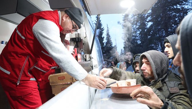 Türk Kızılay depremden etkilenen illerde sıcak yemek hizmeti veriyor