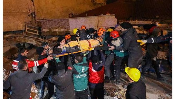 Diyarbakır'da yıkılan binanın enkazından yaklaşık 31 saat sonra 1 kadın kurtarıldı