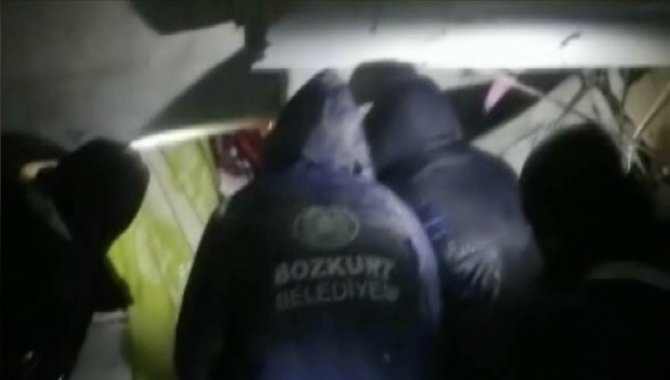 Kahramanmaraş'ta enkaz altında kalan kadın Bozkurt Belediyesi ekibince kurtarıldı