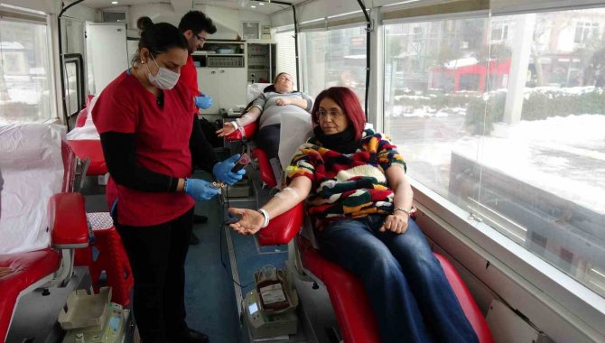 Çanakkale’de Vatandaşlar Deprem Bölgesine Kan Bağışlıyor