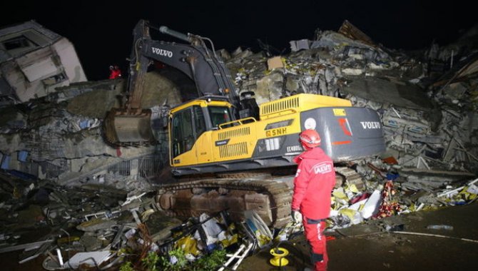 İskenderun Devlet Hastanesinin ek binasında arama kurtarma çalışması yürütülüyor