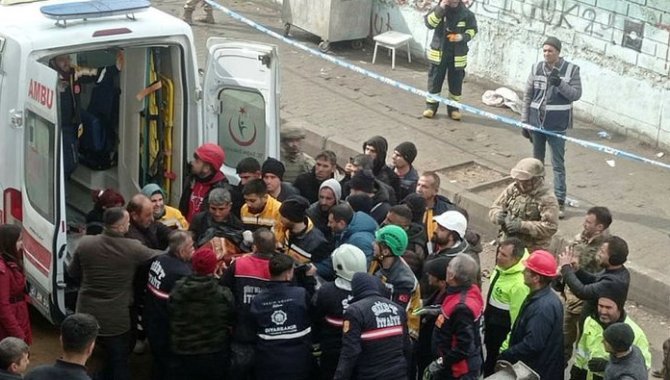 Karabük Belediyesi itfaiye ekipleri, Kahramanmaraş'ta 5 kişiyi enkazdan sağ kurtardı