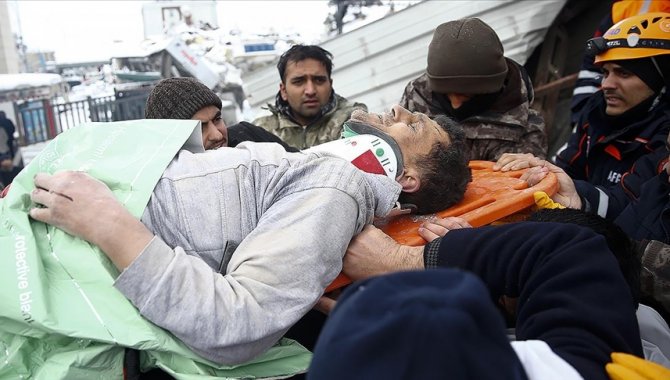 Enkaz altından çıkartılan kadının kocası da depremden 32 saat sonra kurtarıldı