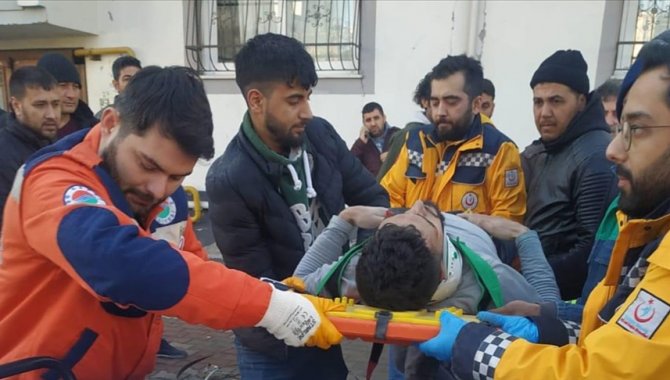 Kepez Belediyesi ekipleri 30 saat sonra 4 kişilik aileyi enkazdan sağ çıkardı