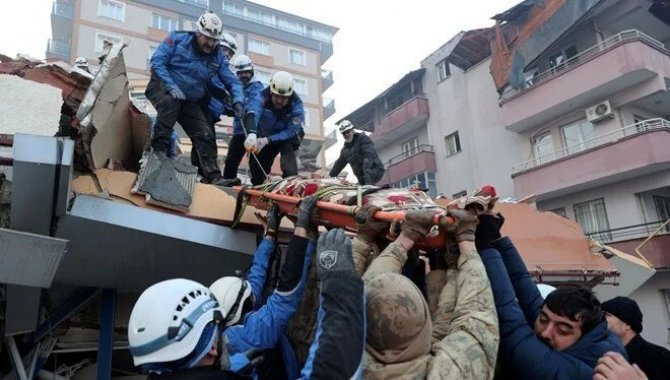 Gaziantep'te yıkılan binanın enkazından 34 saat sonra bir kadın yaralı kurtarıldı