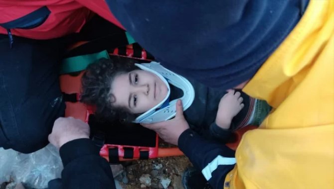 Hatay'da enkaz altında kalan minik Eymen, Bahçelievler Belediyesi ekiplerince kurtarıldı