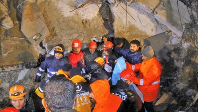 Kahramanmaraş'ta anne ve kızı depremden 62 saat sonra enkazdan sağ çıkarıldı