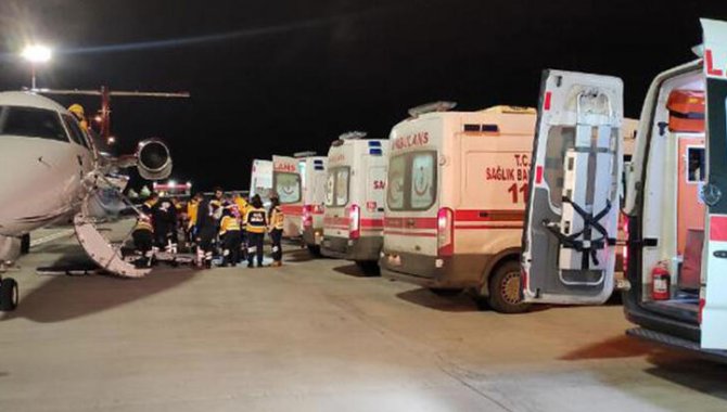 Depremde yaralanan 6 kişi Adana'dan Ankara'ya ambulans uçaklarla getirildi