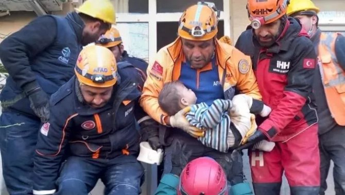 Hatay'da 88 saat enkaz altında kalan 2 yaşındaki Fatma kurtarıldı