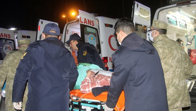 Depremde yaralanan 73 kişi, TCG İskenderun gemisiyle Mersin'e sevk edildi