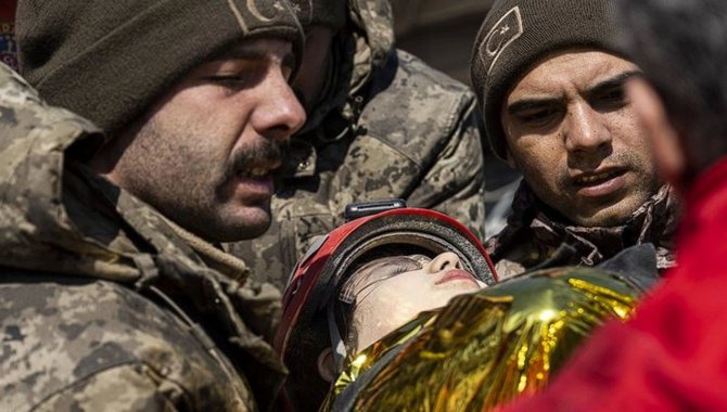 Hatay'da 7 yaşındaki Asya 95 saat sonra enkazdan çıkarıldı